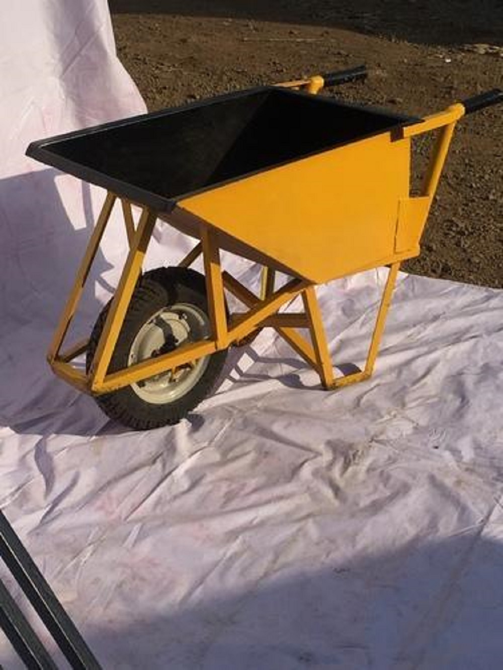 Construction Wheel Barrow - Capacity: 60 Liter/day