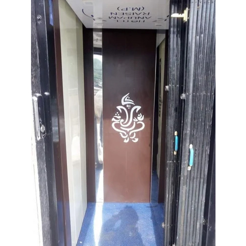 आवासीय लिफ्ट जिसमें चैनल गेट है