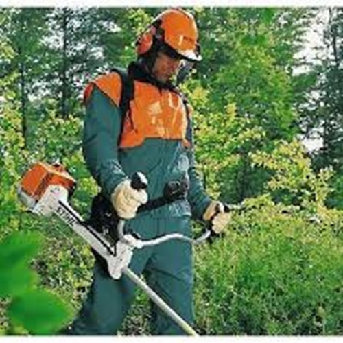 STIHL BRUSH CUTTER FS 410 एक शक्तिशाली और कुशल उपकरण है, जिसका उपयोग बागवानी और भूमि की सफाई के लिए किया जाता है। यह ब्रश कटर अपने उत्कृष्ट प्रदर्शन, उच्च ईंधन दक्षता और उच्च गुणवत्ता वाले निर्माण के लिए जाना जाता है। इसका विशेष डिजाइन इसे विभिन्न प्रकार की घास और झाड़ियों को काटने में सक्षम बनाता है।