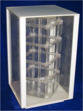 गहनों को प्रदर्शित करने के लिए पारदर्शी बॉक्स