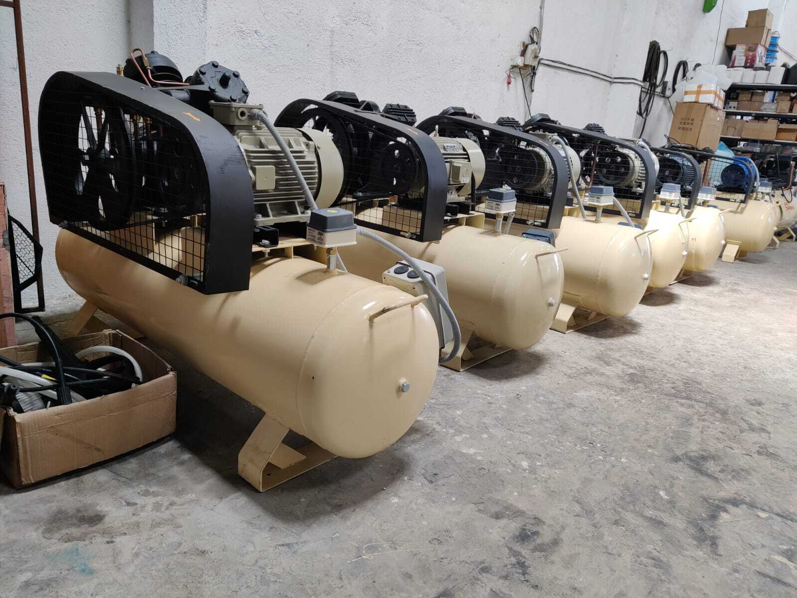 Piston Air Compressor Air Flow Capacity: 26 Cubic Feet Per Minute (Ft3/min)