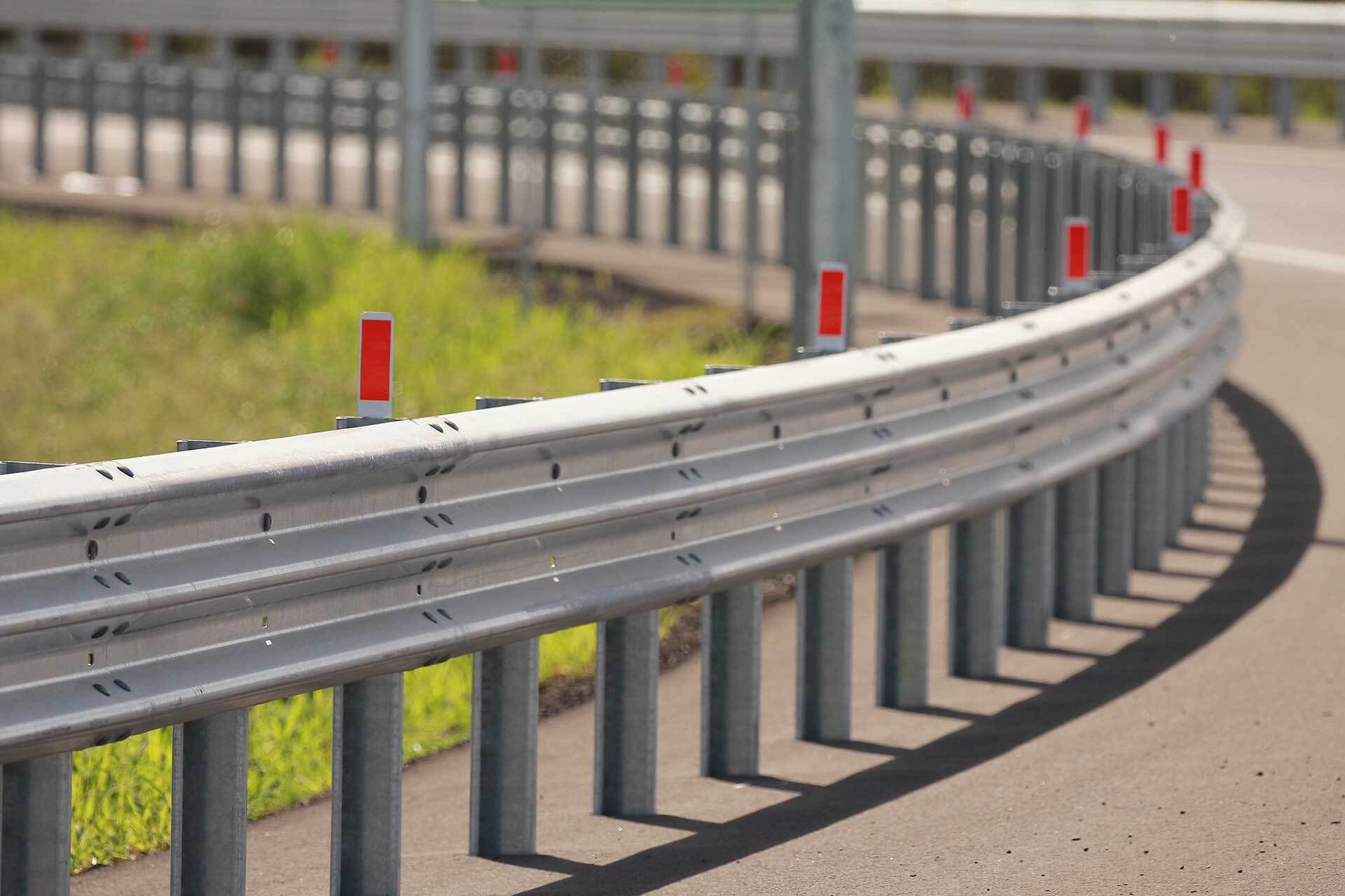 W Beam Crash Barrier - Fe360/fe410/fe510, 3mm Thickness, Silver Zinc Coated, Metal Protection Barrier For Hilly Terrains And Race Tracks