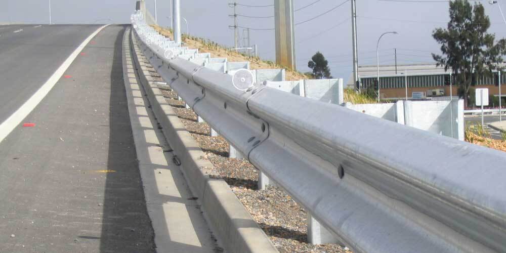 W Beam Crash Barrier - Fe360/fe410/fe510, 3mm Thickness, Silver Zinc Coated, Metal Protection Barrier For Hilly Terrains And Race Tracks