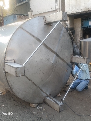 पानी, तेल, दूध के लिए साइलोज़।