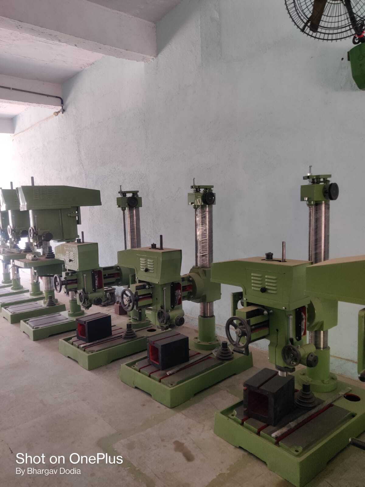 25mm Finefeed Heavy Duty Radial Type Drill Machine - Automatic Grade: Manual