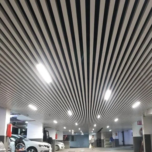 यू आकार बैफल छत