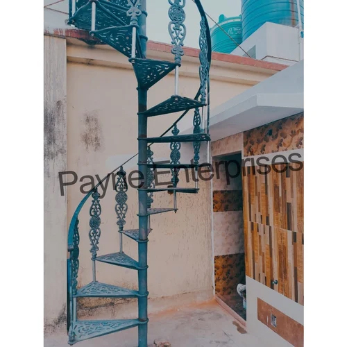 ग्रे कास्ट आयरन सर्पिल सीढ़ी