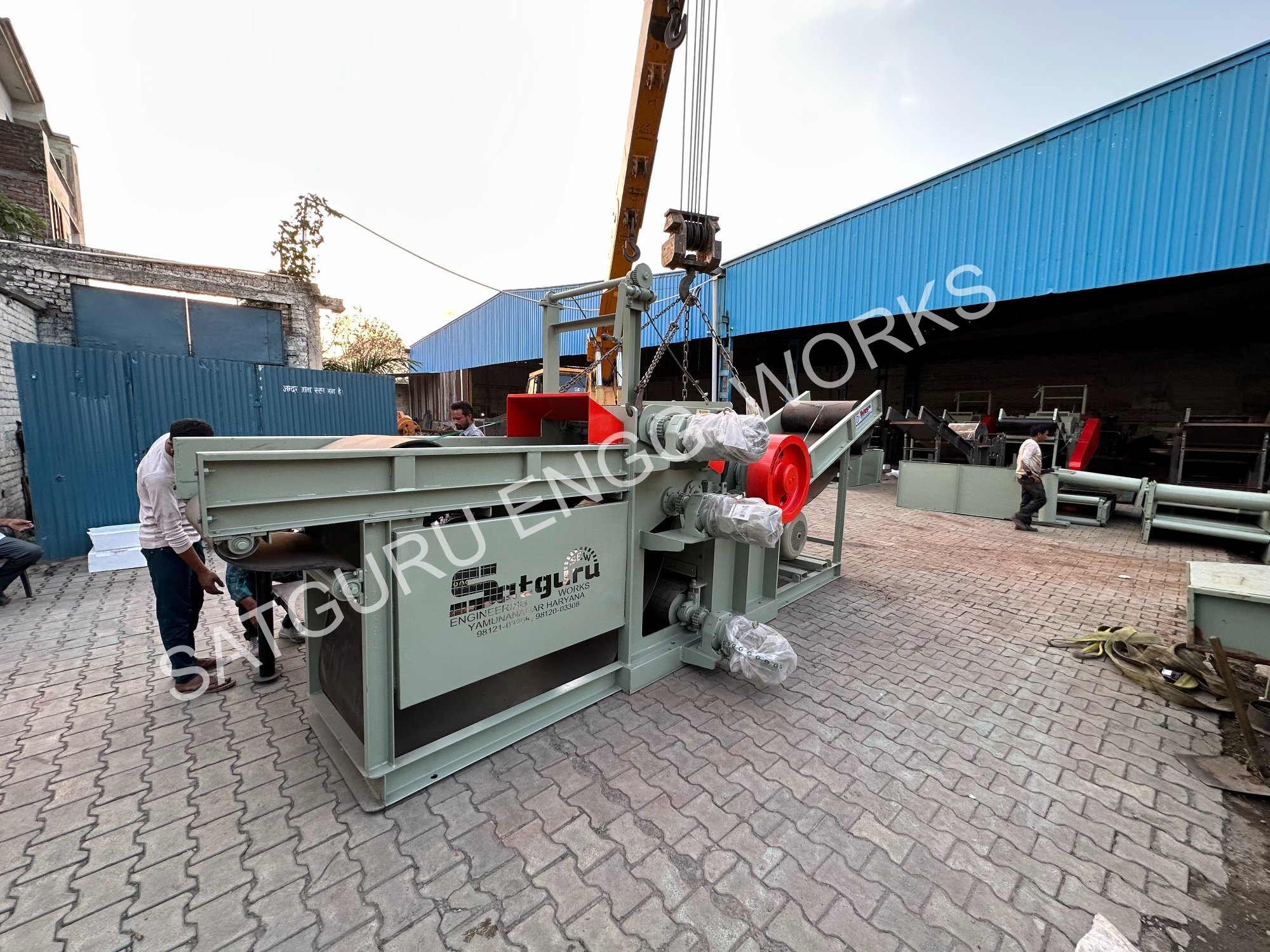 Industrial Wood Chipper Machine - 70 Hp, 2-20 Ton Per Hour Capacity | Heavy-duty Green Design, 1 Year Warranty, Automatic Operation