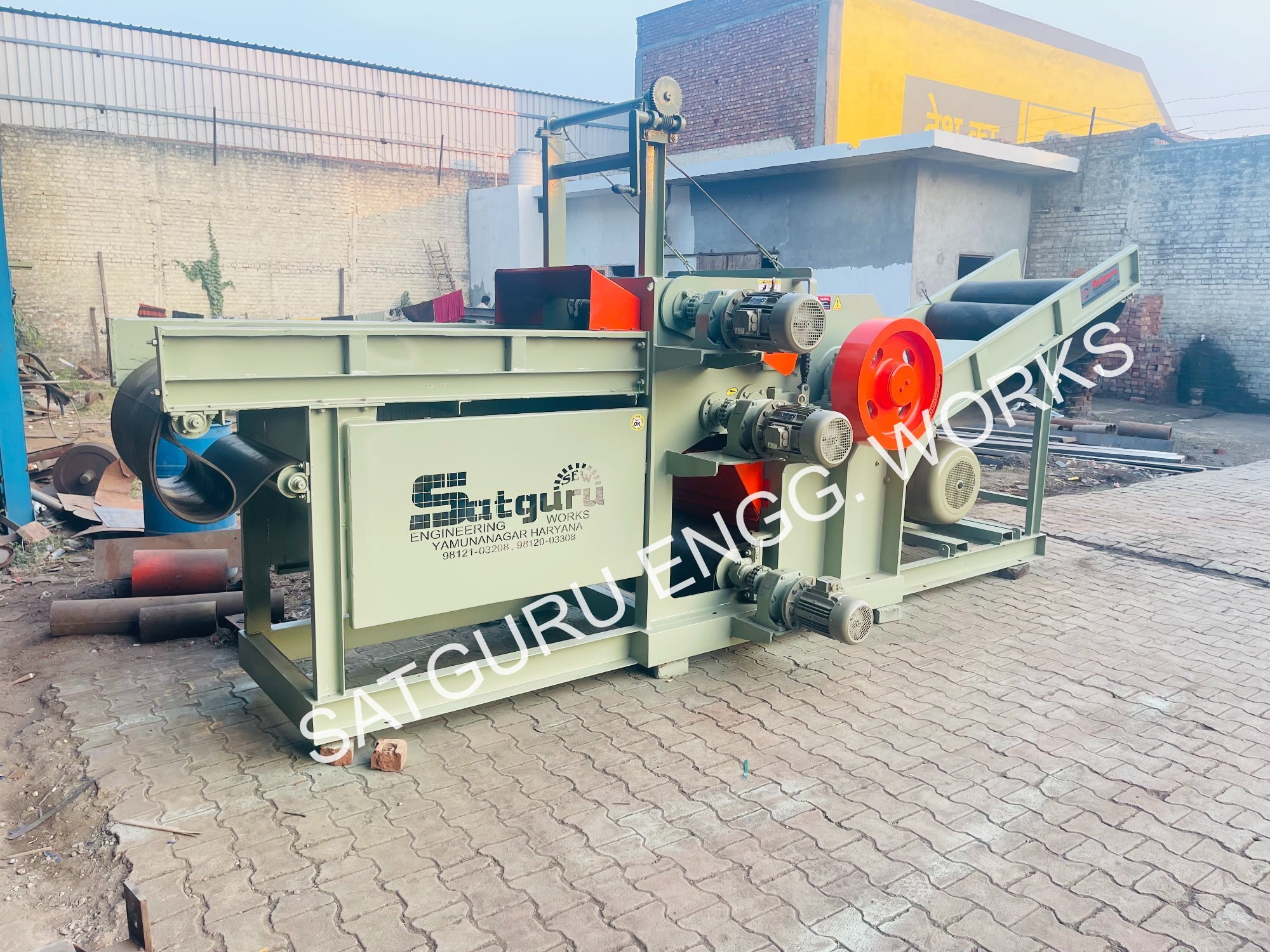 Industrial Wood Chipper Machine - 70 Hp, 2-20 Ton Per Hour Capacity | Heavy-duty Green Design, 1 Year Warranty, Automatic Operation