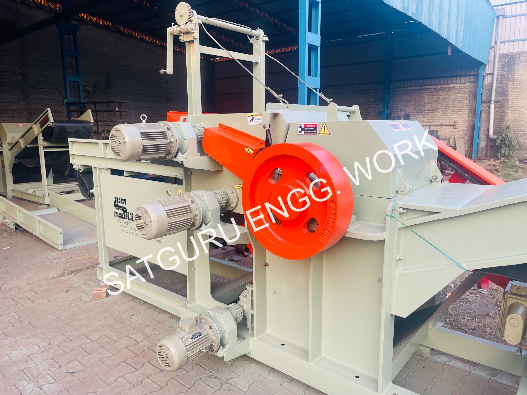 Industrial Wood Chipper Machine - 70 Hp, 2-20 Ton Per Hour Capacity | Heavy-duty Green Design, 1 Year Warranty, Automatic Operation