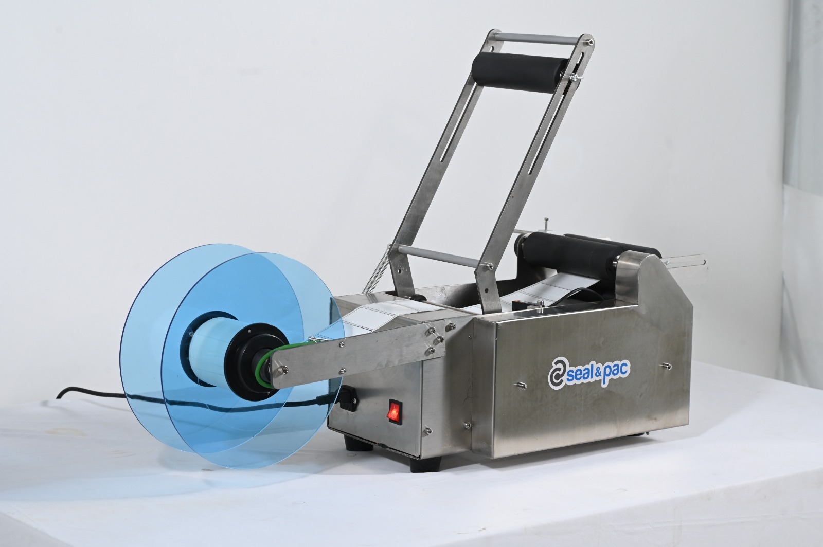 Semi Automatic Round Bottle Labeling Machine - Automatic Grade: Semi-automatic