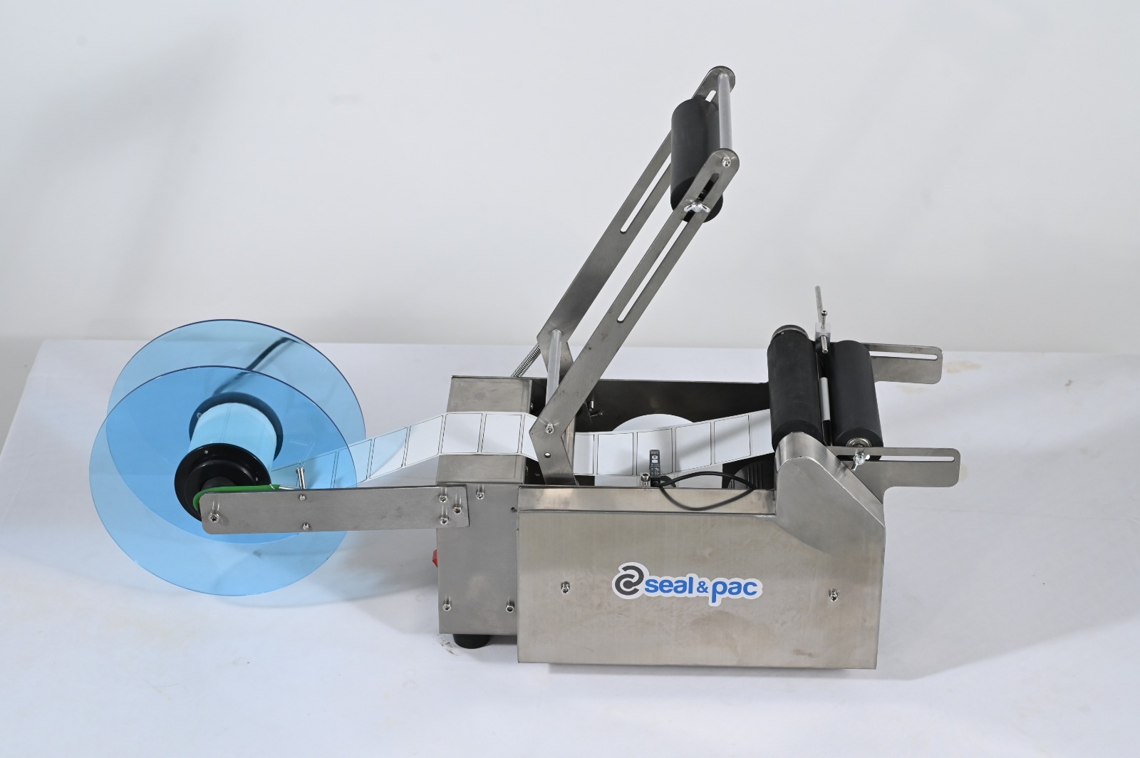 Semi Automatic Round Bottle Labeling Machine - Automatic Grade: Semi-automatic