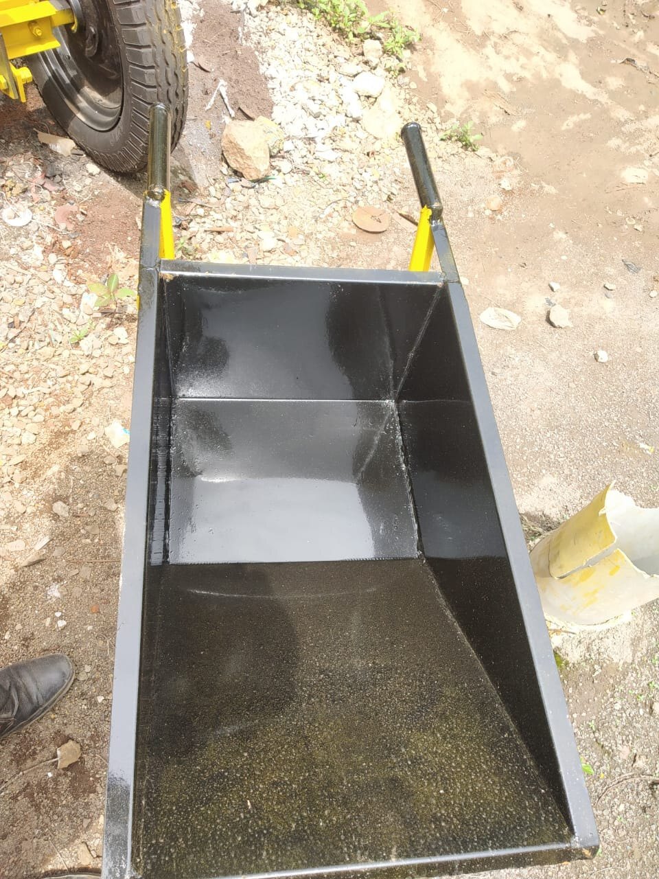 Construction Wheel Barrow - Capacity: 60 Liter/day