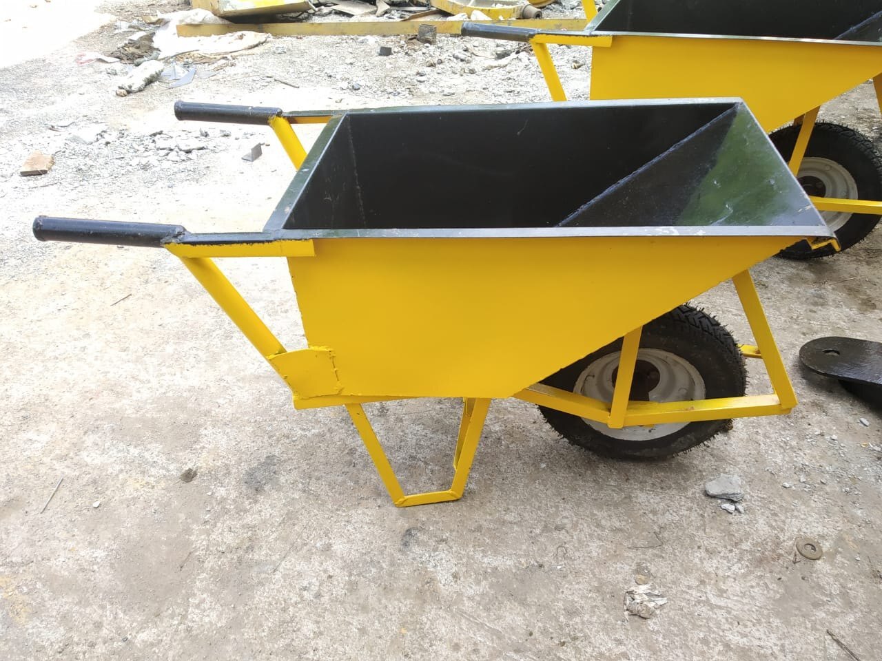 Construction Wheel Barrow - Capacity: 60 Liter/day