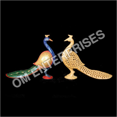 रंगीन लकड़ी का मोर