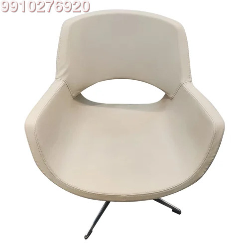 सफ़ेद लाउंज कुर्सी