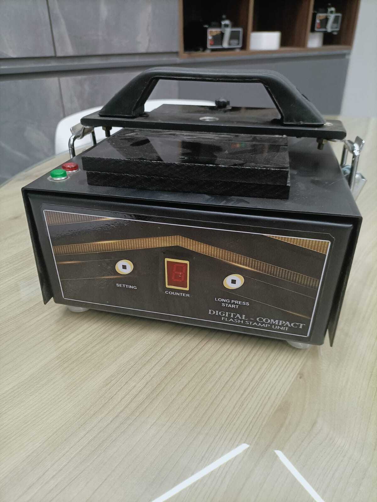 Digital Compact Model - Color: Black