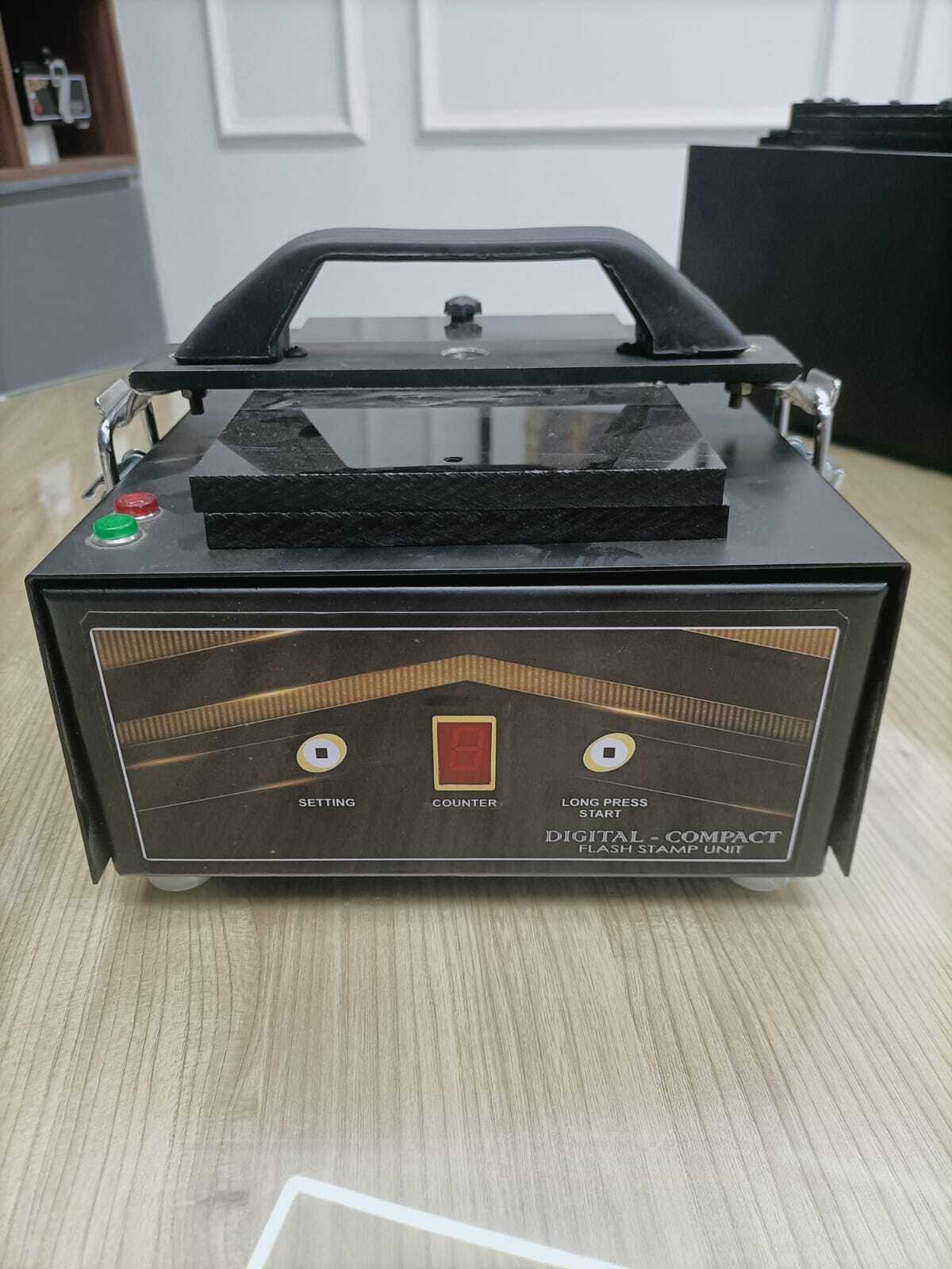 Digital Compact Model - Color: Black