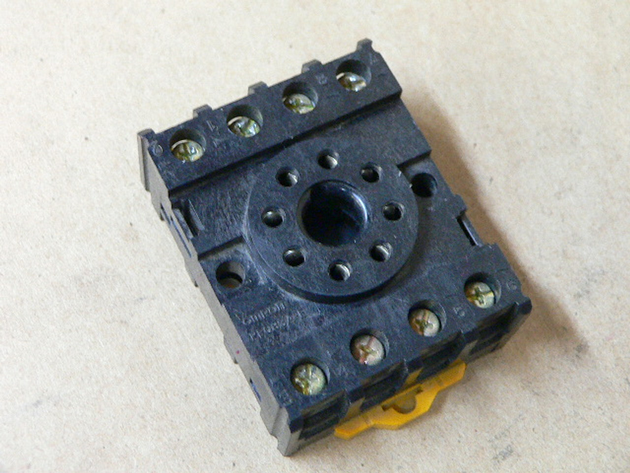 Pf083a-e Omron 8 Pin Round Base - Color: Black