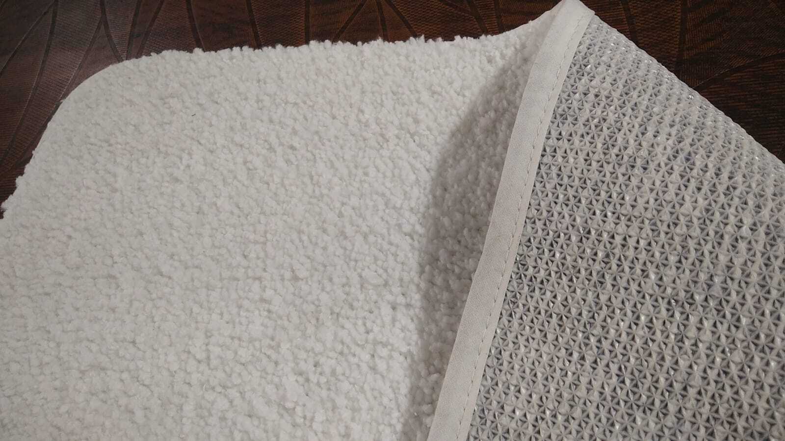Micro Polyester Tpr Rubber Backed Hotel Bath Rug - 20x30 Inches, White Color, Quick Drying & Washable, 2000 Gsm With Modern Design