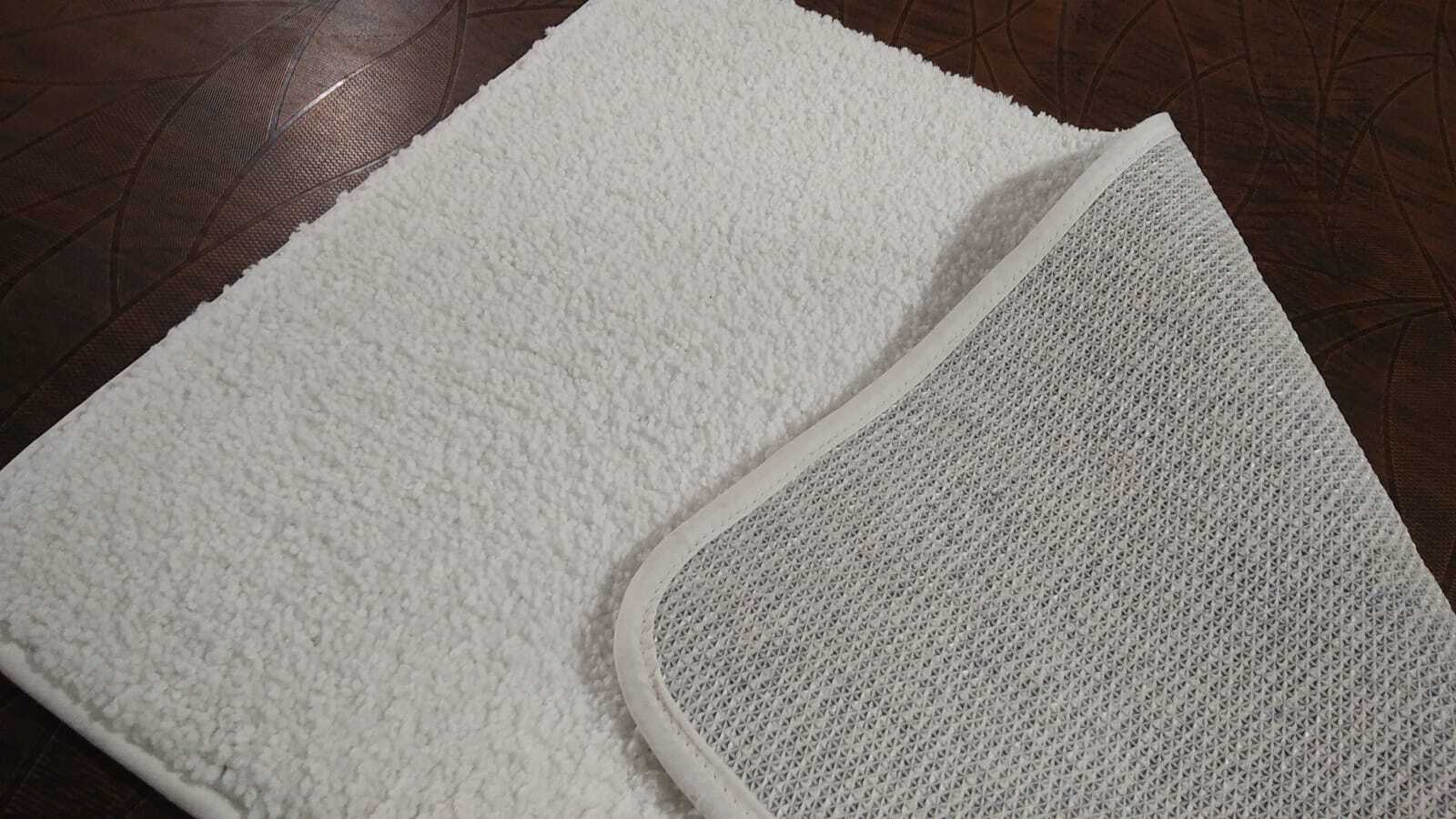 Micro Polyester Tpr Rubber Backed Hotel Bath Rug - 20x30 Inches, White Color, Quick Drying & Washable, 2000 Gsm With Modern Design