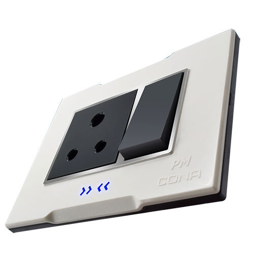 एस्टेला स्मूद व्हाइट प्लेट जिसमें 3 पिन सॉकेट है