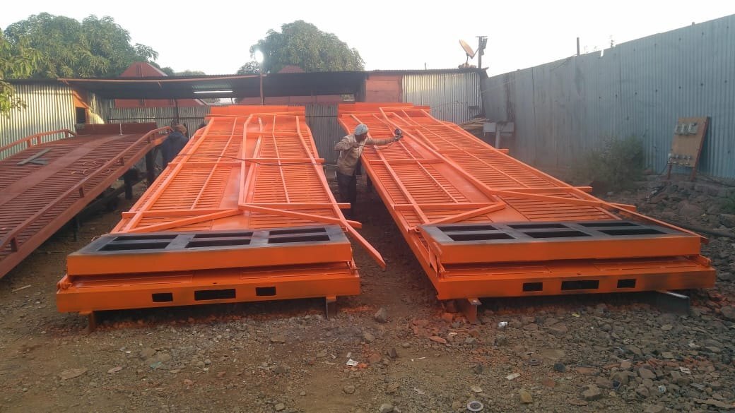 Yard Ramp Mobile Portable Dock Lift - Material: Steel