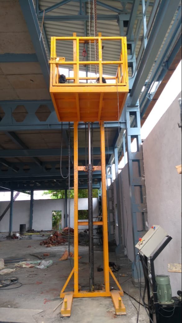 Single Mast Hydraulic Goods Lift - Load Capacity: 1-2 Ton Tonne