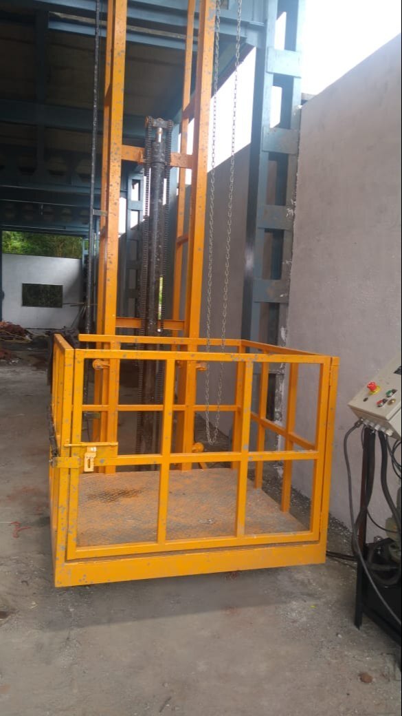 Single Mast Hydraulic Goods Lift - Load Capacity: 1-2 Ton Tonne