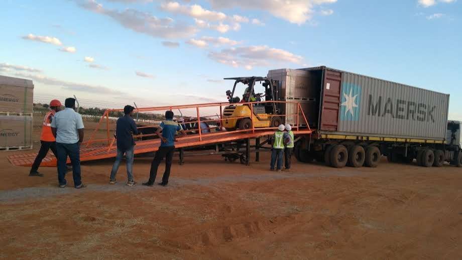 Container Loading Dock Ramp - Attributes: Strong