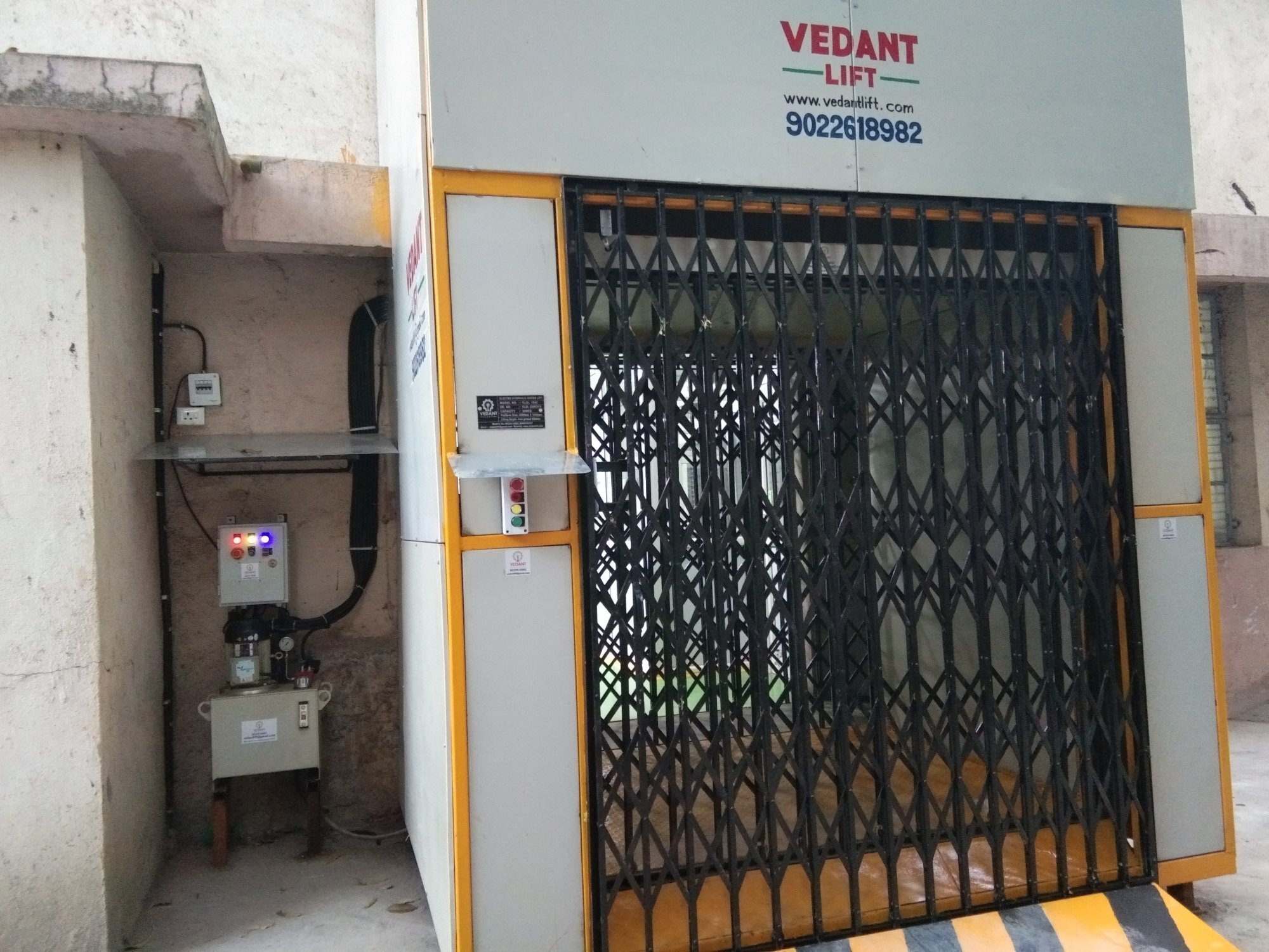 Hydraulic Goods Lifts Double Mast - Load Capacity: 3 Ton Tonne