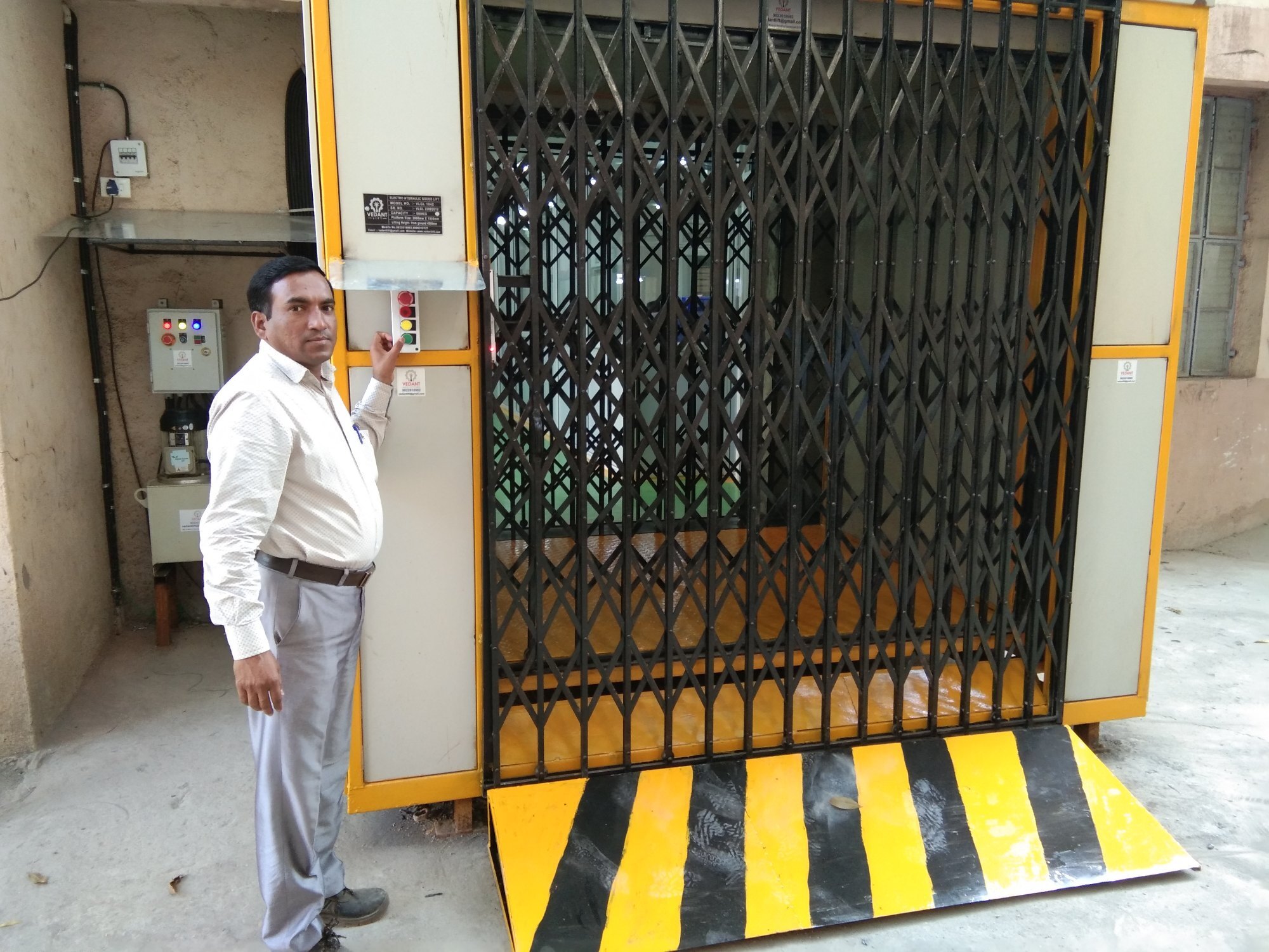 Cage Goods Lift - Load Capacity: 4 Tonne
