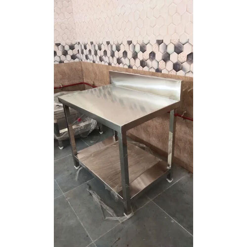 शेल्फ के साथ एसएस कार्य तालिका