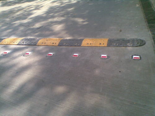 रबर स्पीड ब्रेकर्स
