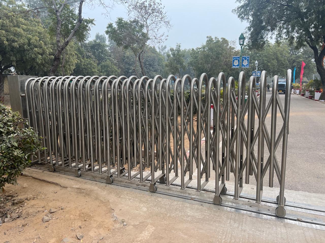 Motorized Retractable Gate - Stainless Steel 1.6m Height X 3-20m Length 500mm Width | Easily Assembled Eco-friendly Rot & Rodent Proof Handmade Modern Style Folding Design
