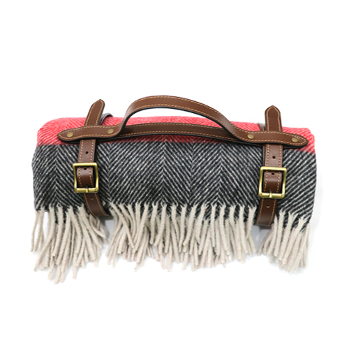 हेरिंगबोन स्ट्राइप लाल और नीली ऊन की कंबल