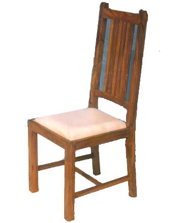 लकड़ी की लंबी पीठ वाली कुर्सी ऊपर।