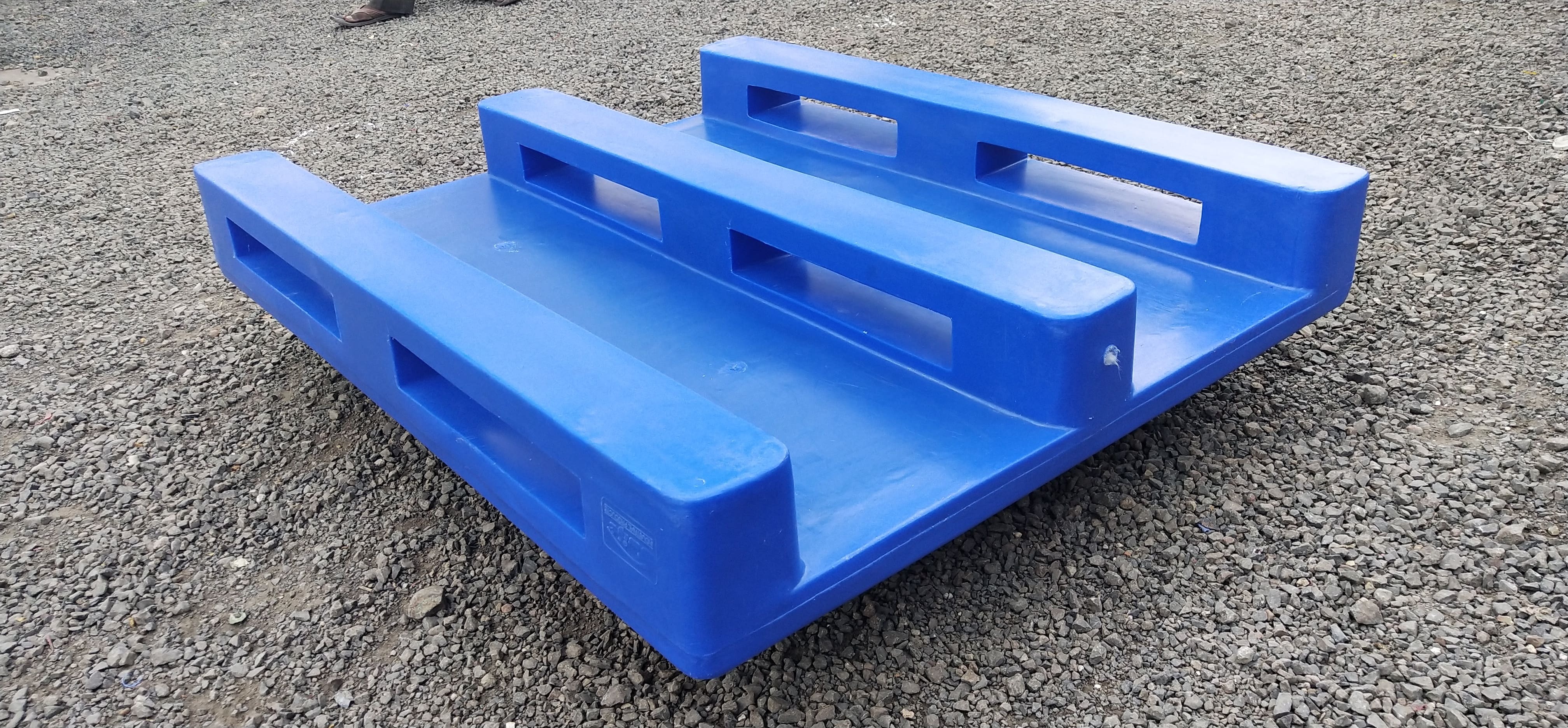 2 & 4 Way Entry Plastic Pallets, Industrial Rackable Plastic Pallets - Color: Blue