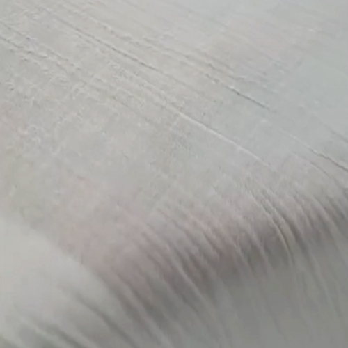 सफेद सूती झुर्रियों वाला कपड़ा