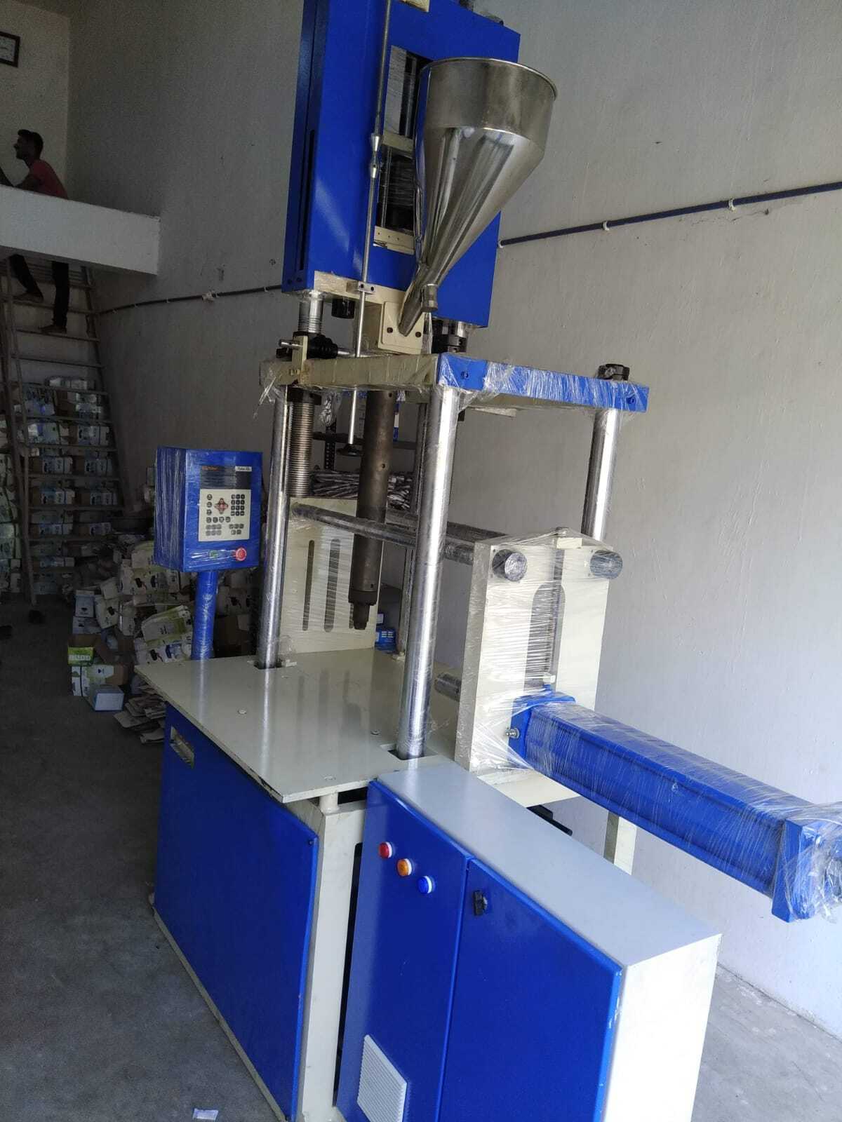 Ram Type Vertical Injection Molding Machine - Capacity: 4 Pcs/min