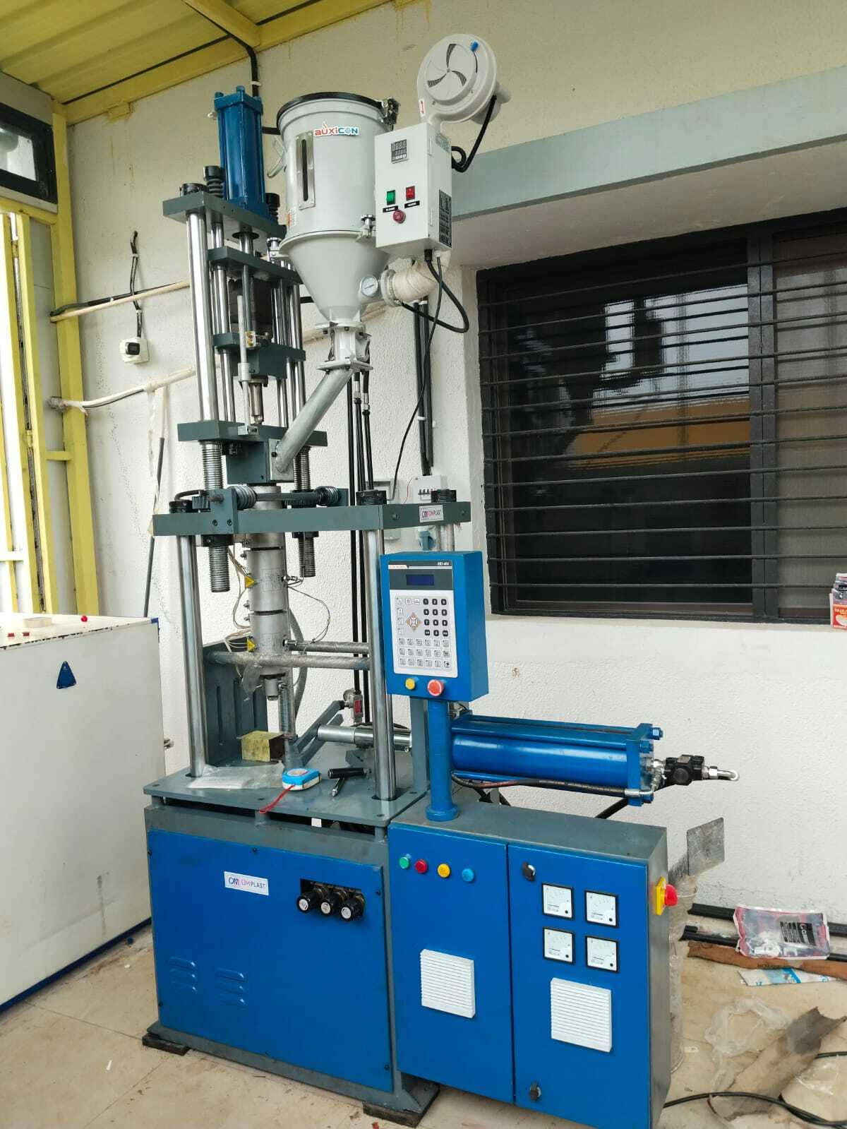 Ram Type Vertical Injection Molding Machine - Capacity: 4 Pcs/min