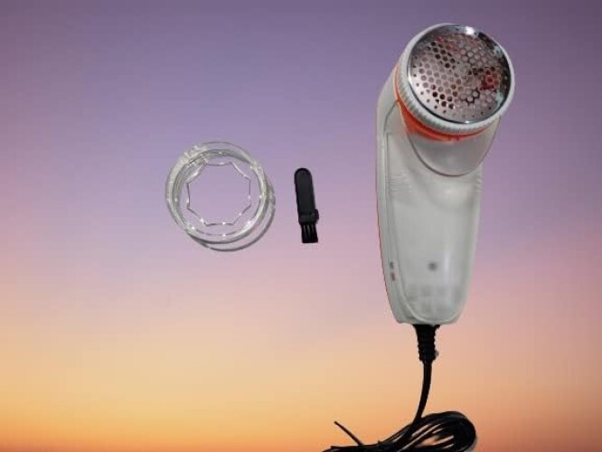 Yunivan Fuzz Balls Pills Lint Roller - Plastic Material, 120 Volt Power Supply | White Color, Extra Year Warranty Included