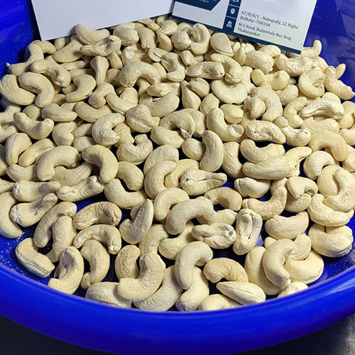 W320 Cashew Nuts - First-Class Grade, Freshly Processed, Natural Flavor, Export Quality, Ideal for Cooking and Baking