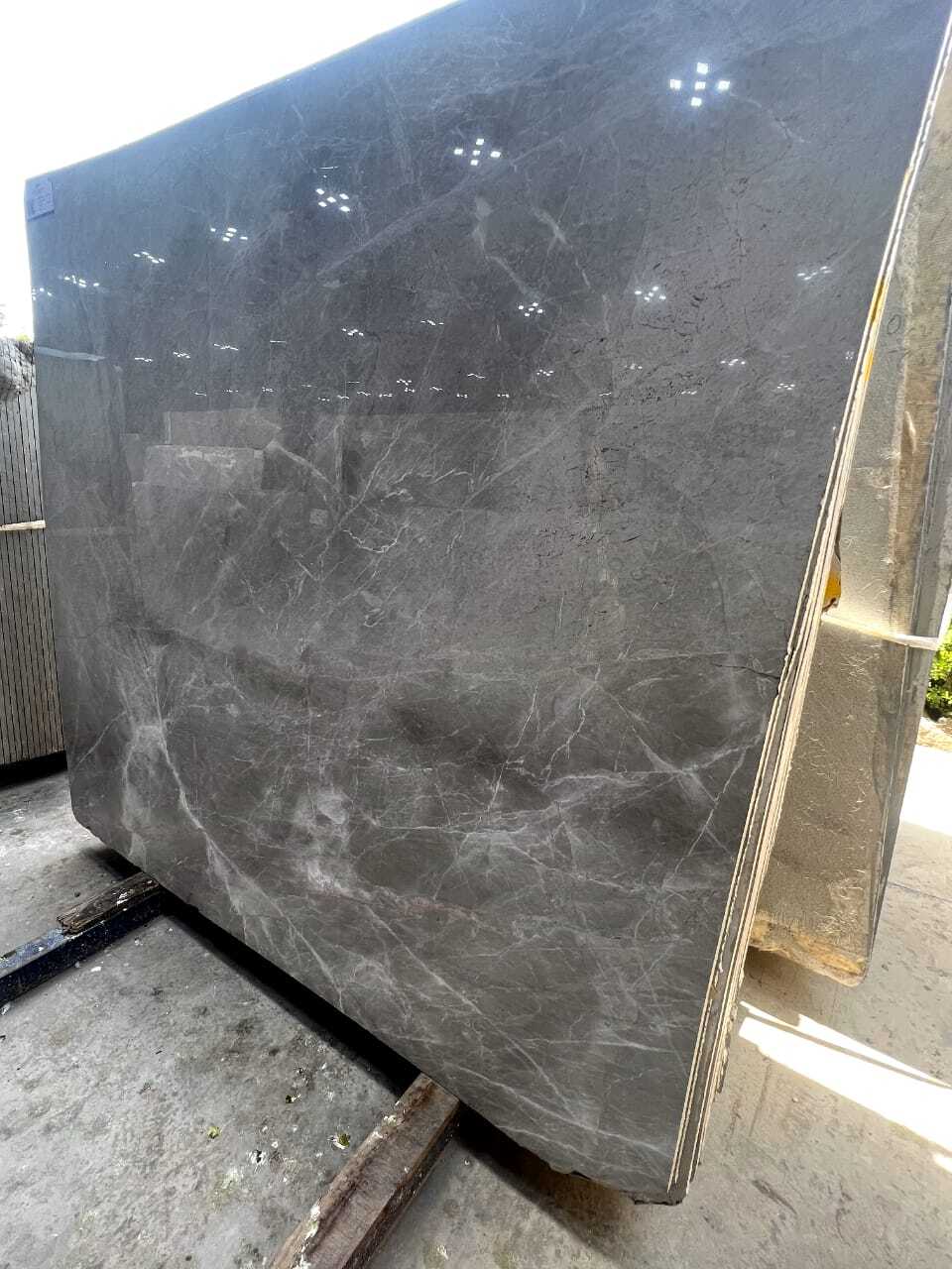 Imported Marble - Standard Slab Size 18mm, Polished Beige Surface Finishing, Low Water Absorption, Density 2.7 G/cmâ³