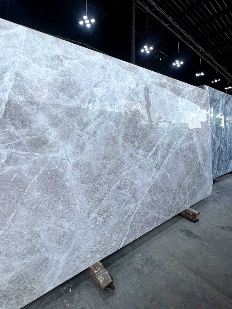 Imported Marble - Standard Slab Size 18mm, Polished Beige Surface Finishing, Low Water Absorption, Density 2.7 G/cmâ³