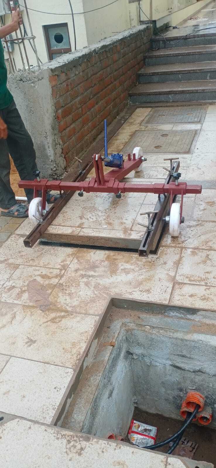 Manhole Cover Lifting Hydraulic Machine - Load Capacity: 1-2 Ton