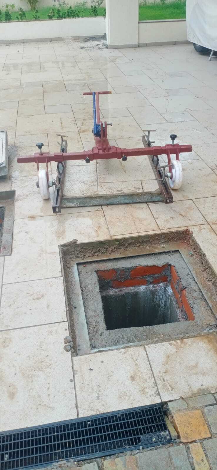 Manhole Cover Lifting Hydraulic Machine - Load Capacity: 1-2 Ton