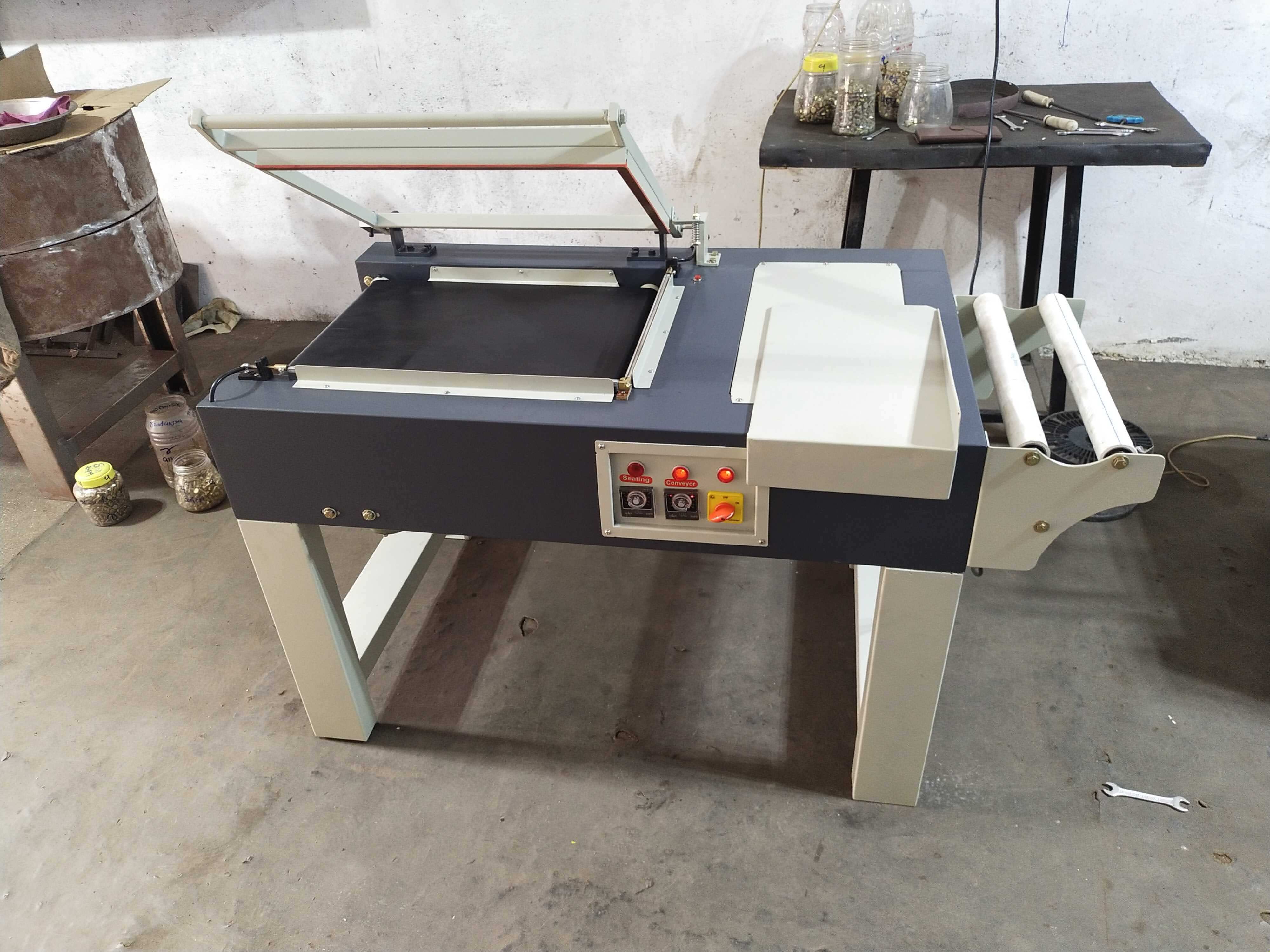 L Sealer - Heat Sealing, Semi-automatic Operation, 220v Power, Compact Design, Adjustable Sealing Length, Approx. 40 Kg, Grey & White Color