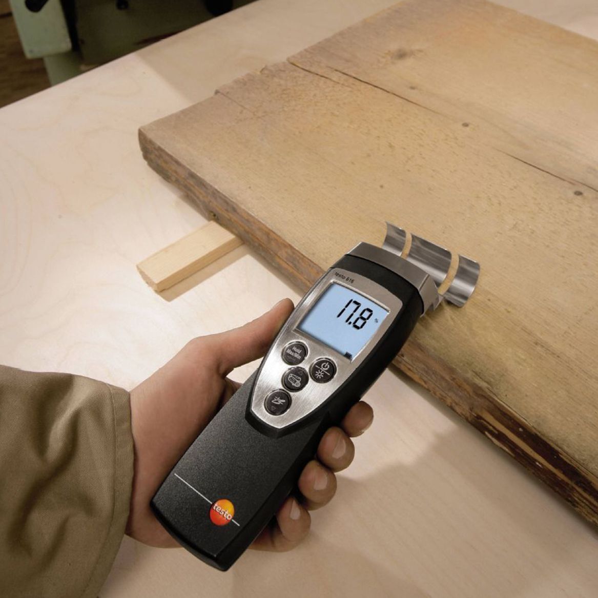 Compact Sized Instrument For Moisture Measurement Accuracy: 99 %