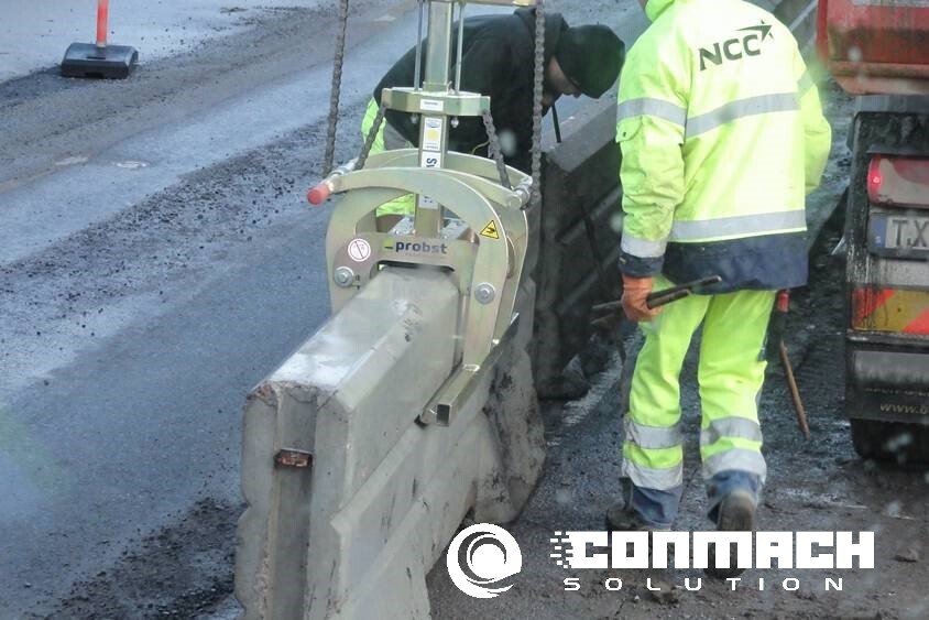 Concrete Barrier Lifting Clamp - Attributes: Strong